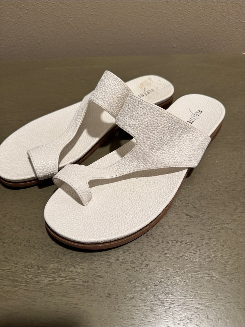 Flex Step White Holland Toe-Ring Slide Sandals size 11
